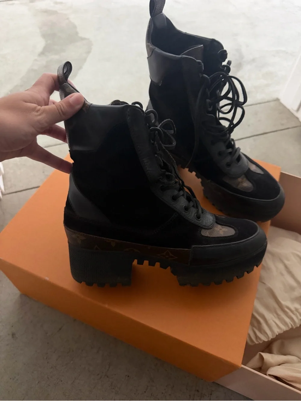 Louis Vuitton Laureate boots sz 38